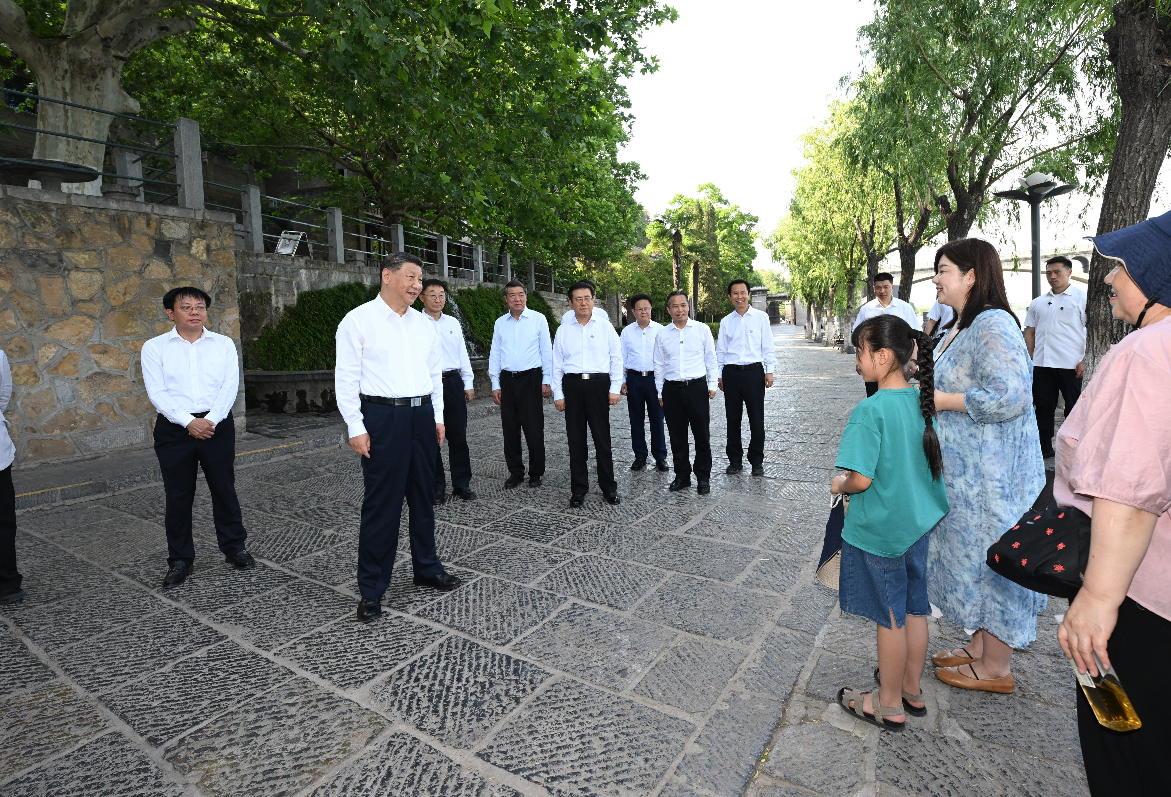 5月19日至20日，中共中央总书记、国家主席、中央军委主席习近平在河南考察。这是19日下午，习近平在洛阳龙门石窟考察时，同游客亲切交流。新华社记者 谢环驰 摄